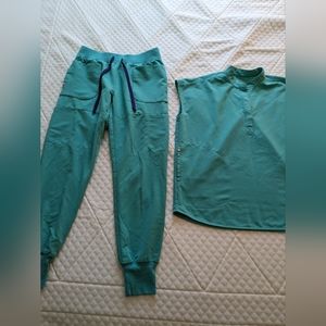 Figs scrubs set - Surgical green with navy tie